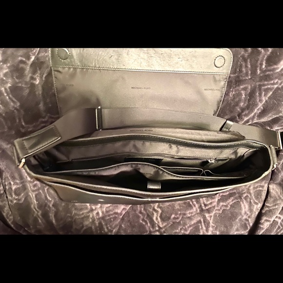 Michael Kors Messanger/Laptop Shoulder Bag - Picture 4 of 9